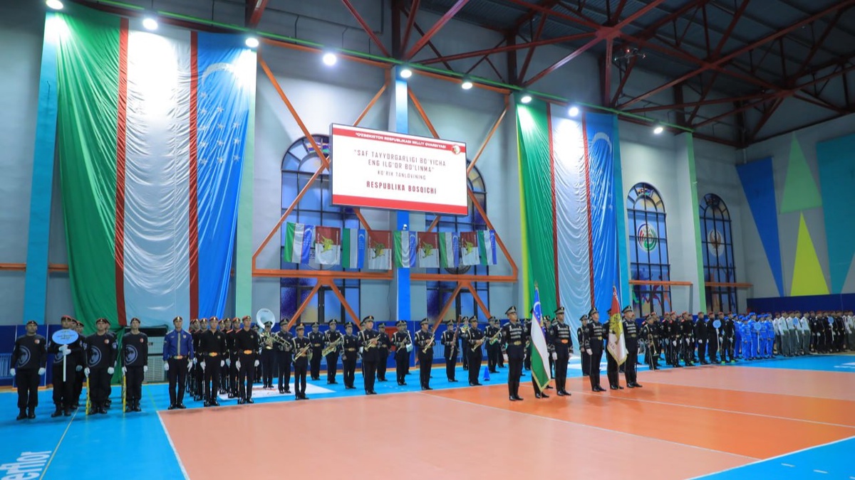 Büstgenni yechmasdan porno Qizil libosdagi jinsiy etuk Danika porno video