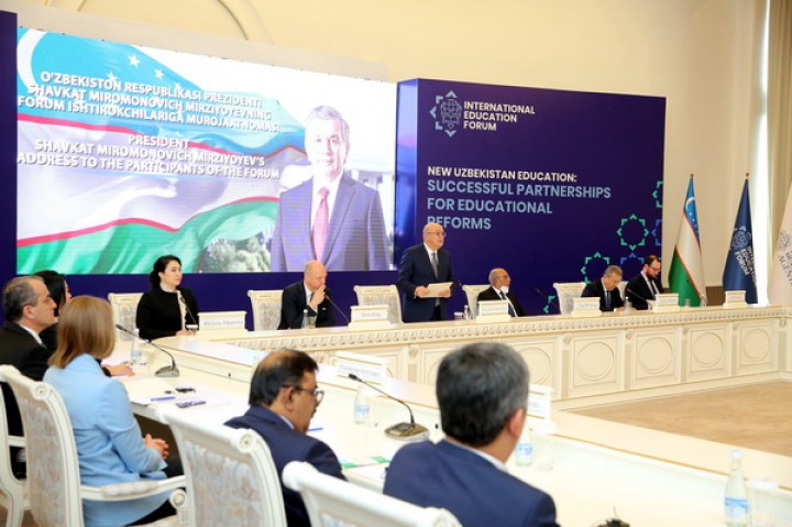 Qiz otirdi va uning külotlari korindi. Katta kokraklarning shaxsiy fotosurati