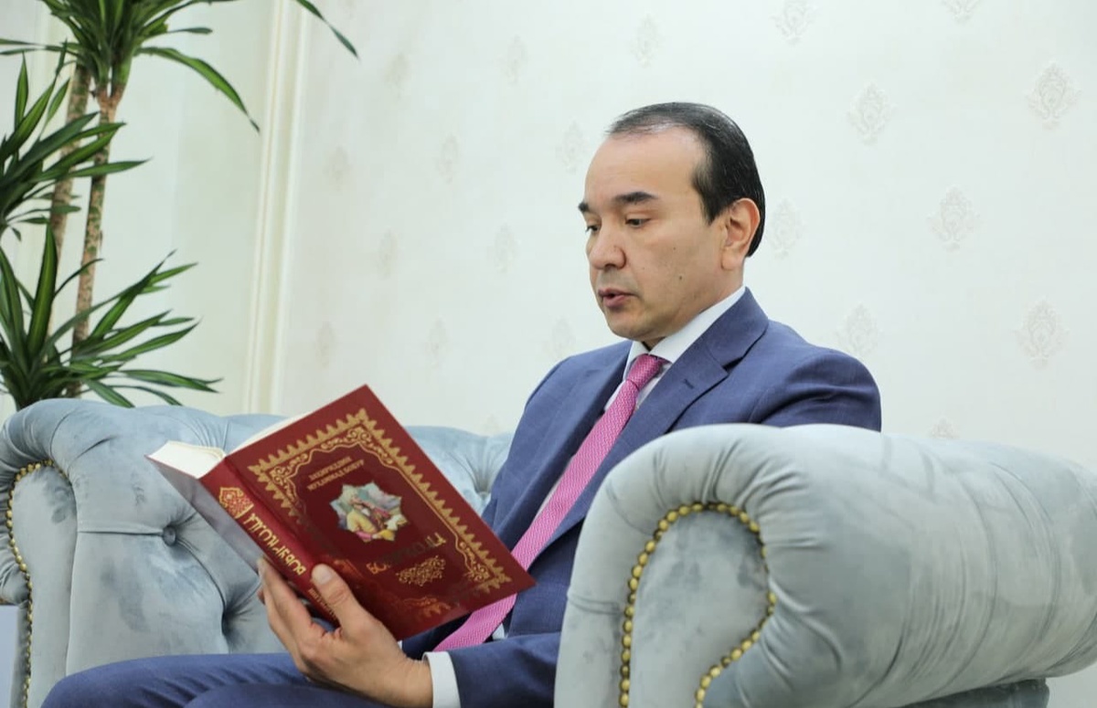 Modellarning erotik foto galereyasi Onamning tukli mushuk porno surati yaqin