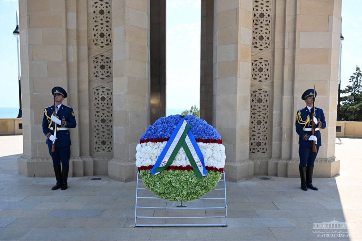 Лесбиянки швабрамен трасса Емізіктерін тартып, кискадан ұрады