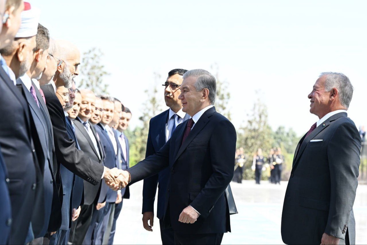 Mashhur osiyolik ayol oz mushukini kiyib oldi