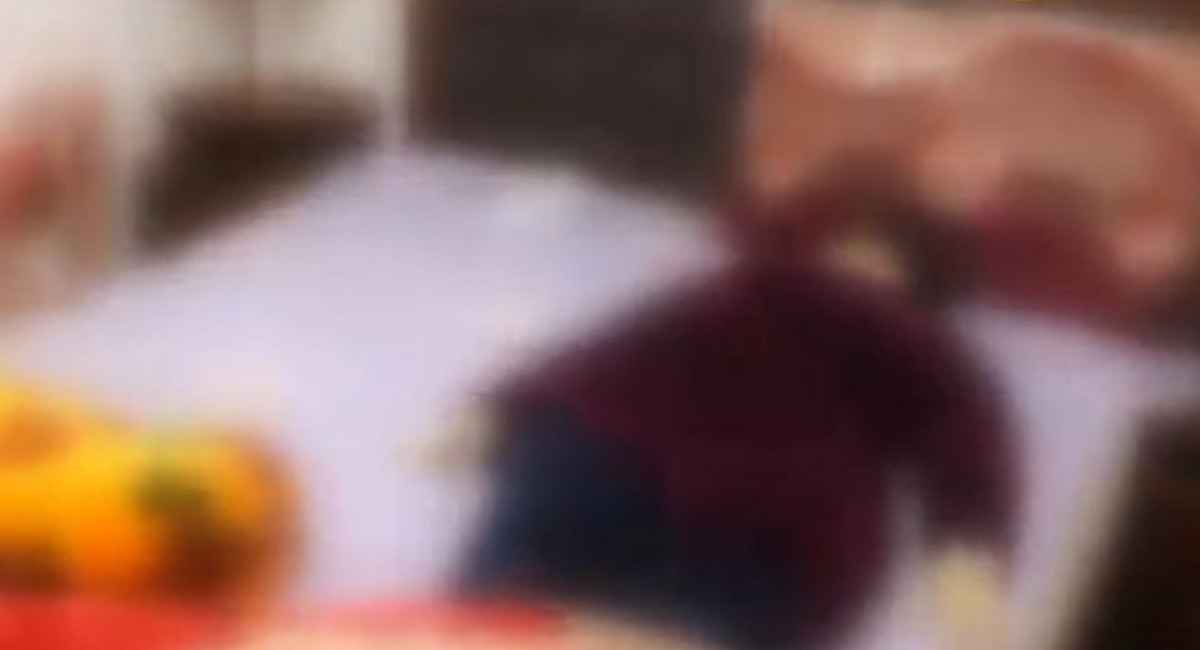 U dars paytida parta ostidan soradi. Toliq ayollar ishtirokidagi porno onlayn