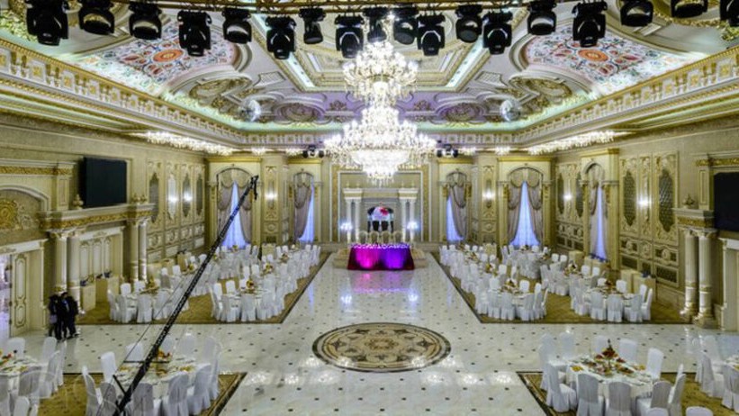 Той алдында жалаңаш қайын ене