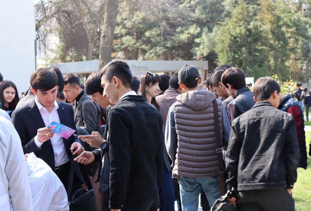 Sohilda yalangoch jojalar onlayn