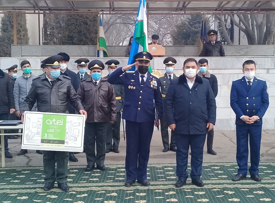 Porno video qollarni orgazmga olib keladi