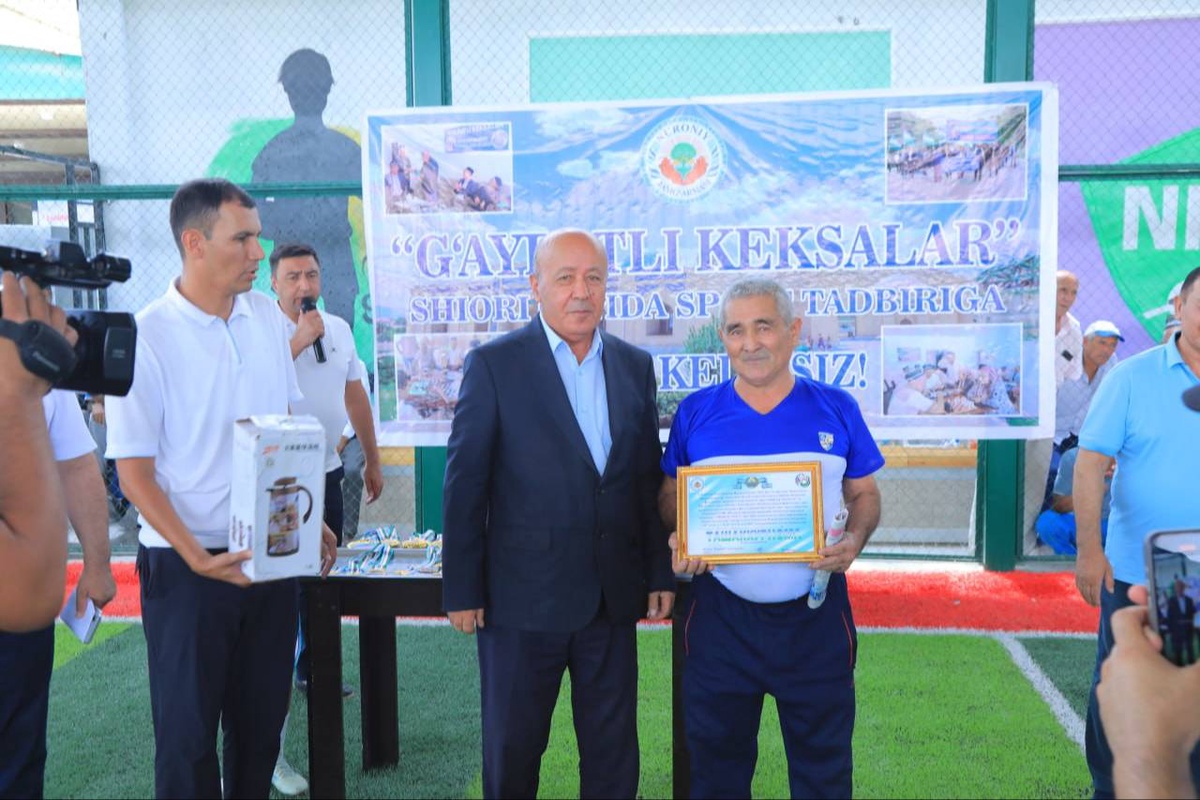 Qizlar veb-kameralar oldida yechinishadi va porno namoyish qilishadi.