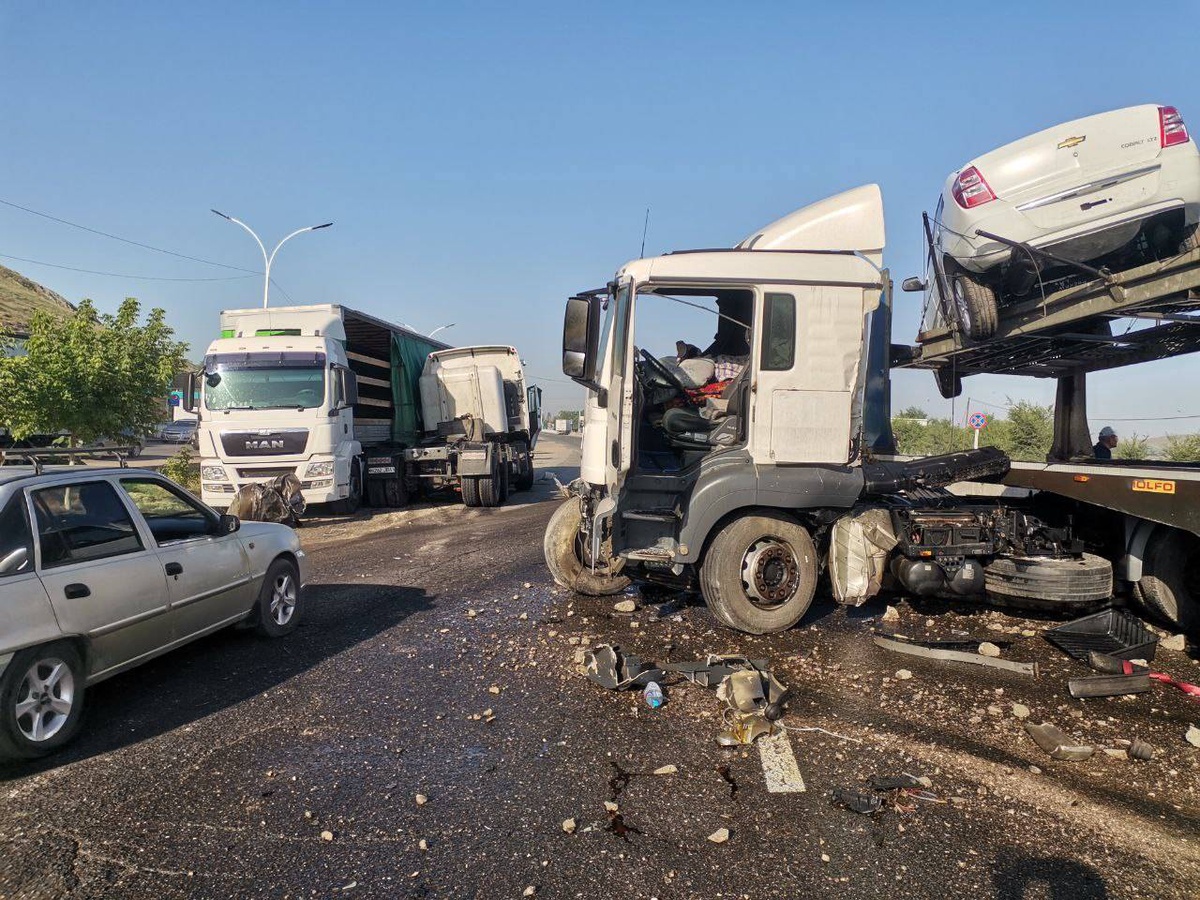 В Джизакской области произошло ДТП с участием четырех грузовых автомобилей