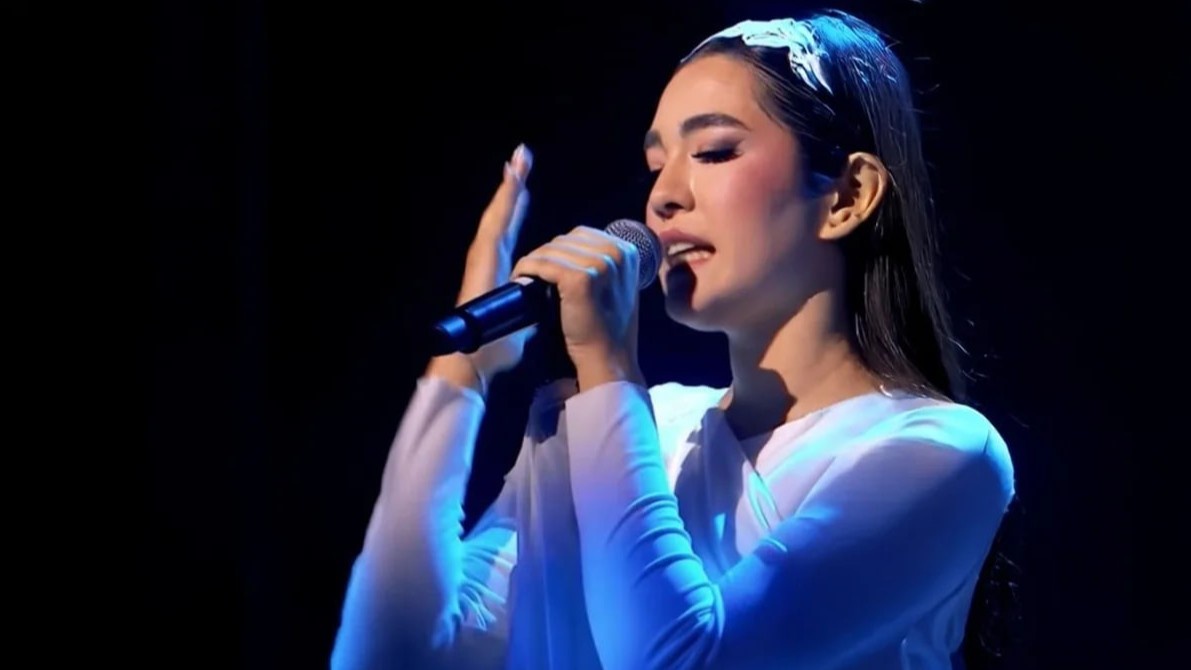 Videoklipda ayol koylagidagi erkak siltab qoydi.