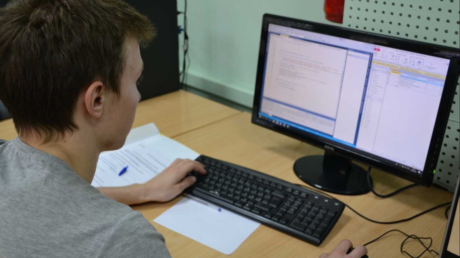 Школы москвы переходят на дистанционное обучение. Экзамен за компьютером. ЕГЭ на компьютере. Экзамен в вузе. Компьютерное тестирование студентов.