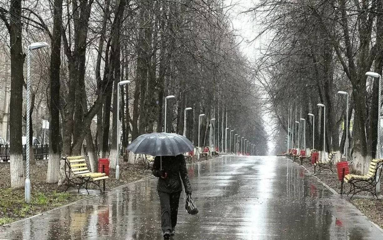 Дождь регистрация. Дождливая Весна в городе. Дождливый апрель. Дождик в апреле в городе. Пасмурная Весна в городе.