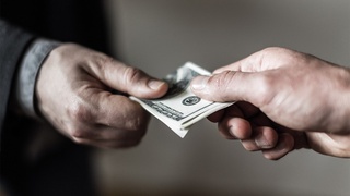 Жиззах вилоятидаги туман ҳокимликларидан бирининг юрисконсульти пора билан қўлга олинди