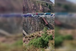 “Qamchiq” dovonida “Matiz” va yuk mashinasi jarlikka tushib ketdi