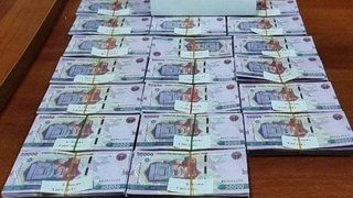 Asaka tumanida fuqarolar qalbaki 100 mln. soʻm pulni 57 mln. soʻmga sotayotganda ushlandi