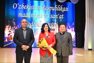 Работники учреждений культуры Навоийского горно-металлургического комбината, представители отрасли отмечают свой профессиональный праздник