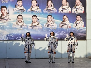 Хитой уч нафар астронавтни коинотга олиб чиқди