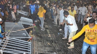 В Индии около ста человек пострадали при обрушении трибуны