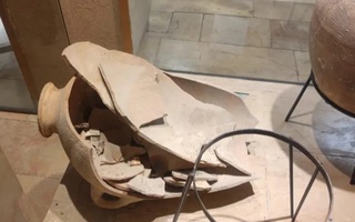 Исроилда бола музейдаги қадимий кўзани тасодифан синдириб қўйди