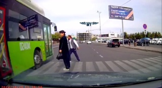 Жаяу жүргіншілерге жол бермеген автобус жүргізушісі жұмыстан қуылды