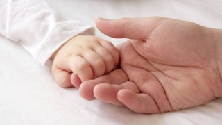 В Кашкадарье семимесячный ребенок попал в реанимацию после того, как его случайно напоили уксусом