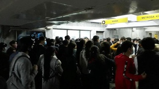 Какова причина скопления людей возле кассы метро?