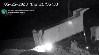 Ҳуқуқбузар ўзи ташлаган чиқиндиларни йиғиб олди ва 3 миллион 300 минг сўм жарима тўлади