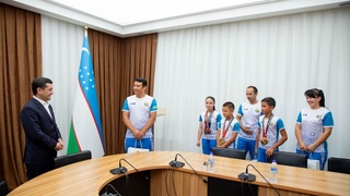 Халқ таълими вазири куни кеча Майамидан ғолиб бўлиб қайтган Жаҳон чемпионларини қутлади