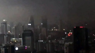 Istambulda ulkan qora bulut tufayli kuppa-kunduz kuni “qorong'u tushdi”