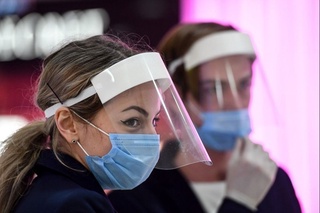 Шиша ортидан: шаффоф тўсиқ коронавирусдан ҳимоя қиладими?