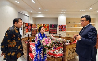 Puan Maxarani bobosi izidan Samarqandga bordi