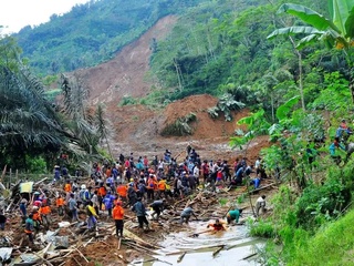 При оползне на индонезийском острове погибли 16 человек