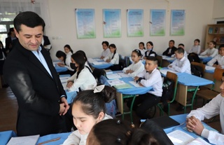 Мукофот пулига мактаби учун компьютерлар олиб бермоқчи бўлган ўқитувчининг мактабига компьютер синфи совға қилинди