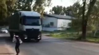 “Avtomobillarga peshvoz chiqqan bola”. Shu mazmundagi videorolik tarqaldi