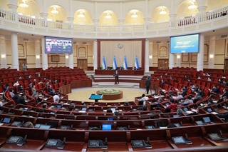 Депутатлар талаба кредити механизмидаги бўшлиқдан хавотирда