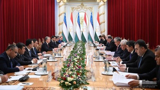 Шавкат Мирзиёев пен Эмомали Рахмон кеңейтілген құрамда келіссөз жүргізді