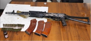 DXX: Namanganda “Kalashnikov” avtomatini sotmoqchi boʻlgan shaxs ushlandi