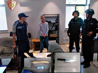 Маошини оширишни талаб қилган қоровул раҳбарини болта билан қўрқитди