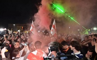 Грузия Ички ишлар вазирлиги: намойишчилар парламент биносига бостириб киришга ҳаракат қилишди