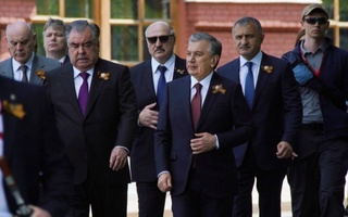 Shavkat Mirziyoyev “Nomaʼlum askar” yodgorligiga gul qoʻydi