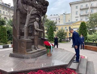 В Москве возложены цветы к памятнику Первому Президенту Узбекистана