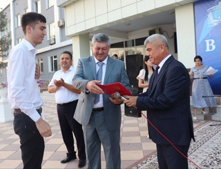 ТДТУ Олмалиқ филиали битирувчиларига дипломлар топширилди