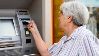 Пенсионеры смогут перевести средства с ИНПС на пластиковую карту