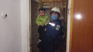 Уй ичида қулфланиб қолган бола қутқарилди