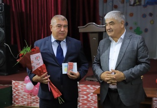 Наманганда ўқитувчиларга “Халқ таълими аълочиси” кўкрак нишонлари топширилди