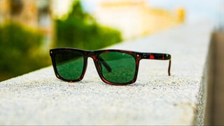 Oftalmolog: Yozda quyoshdan saqlaydigan ko'zoynak taqmaslik kataraktaga olib kelishi mumkin