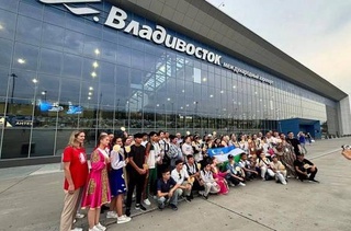 Группа школьников из Узбекистана прилетела во Владивосток для отдыха в летнем лагере