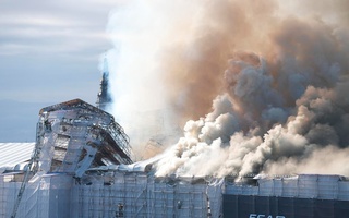 Kopengagenda birja binosining yarmi butunlay yonib ketdi