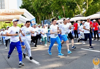 Массовый забег «Янги нафас», проведенный в честь Олимпийского дня и Дня молодежи, собрал сторонников здорового образа жизни