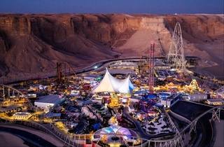 В пустыне Саудовской Аравии открылся огромный парк с рекордными аттракционами