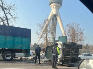 В Юнусабадском районе Зил перевернулся в результате ДТП