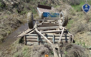 В канал опрокинулся тракторный прицеп с пассажирами